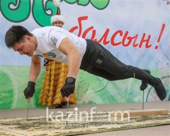 Астанада наурыз мерекесінде шегеге тұрып кеудені жерден көтеруден рекорд орнатылды