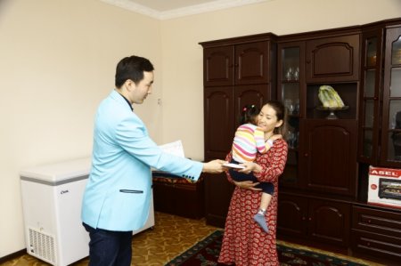 Astana Arlans мүшелері аукционнан түскен қаржыны науқас балаларға табыстады