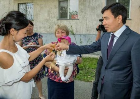 Алматы облысының әкімі баласымен саябақта түнеген 23 жастағы қызға пәтер кілтін табыстады