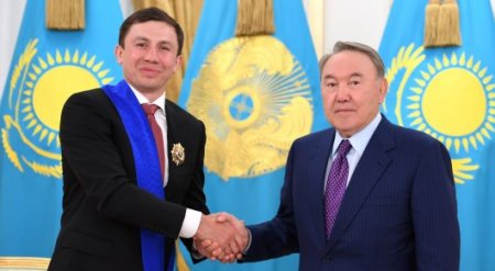 Головкин Назарбаевқа чемпиондық белбеулерін сыйлады