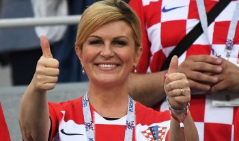 Қарапайым жанкүйерлер арасында жүрген Хорватия президентін жұрт танымай қалды