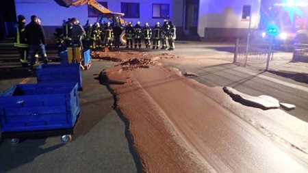 Германияда бір тонна еріген шоколад көшеге ағып кетті