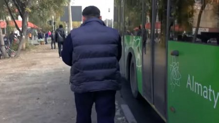 Автобус жүргізушісі намаз оқығаны үшін жұмыстан шығып қалды (видео)