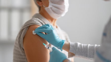 Ғалымдар екі түрлі өндірушінің вакциналарын араластырып зерттемек
