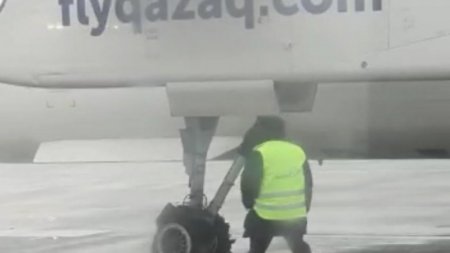 Алматы әуежайында Qazaq Air ұшағының шассиі жарылды