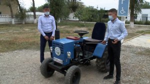 Жамбыл облысында ауыл баласы қолдан трактор құрастырып шығарды
