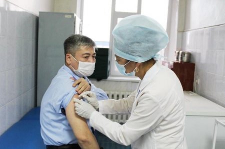 Қызылордада аудан әкімдері коронавирусқа қарсы вакцина салдырды