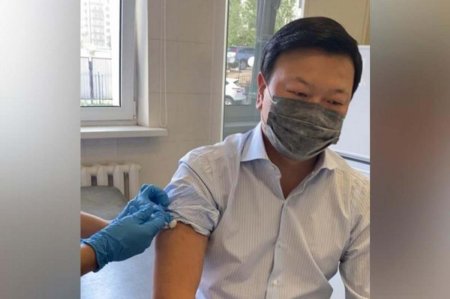 Алексей Цой "QazVac" вакцинасының екінші дозасын салдырды