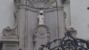 Брюссельдің басты символы саналатын мүсін қазақы шапан «киді»