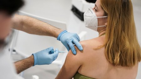 Дәрігерлер коронавирусқа қарсы вакцинаның жаңа қасиеті туралы айтты