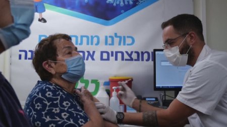 Израильде жасы 60-тан асқандар вакцинаның үшінші дозасын ала бастады