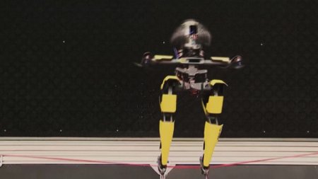 Дрон мен андроид біріктірілген робот жасап шығарылды