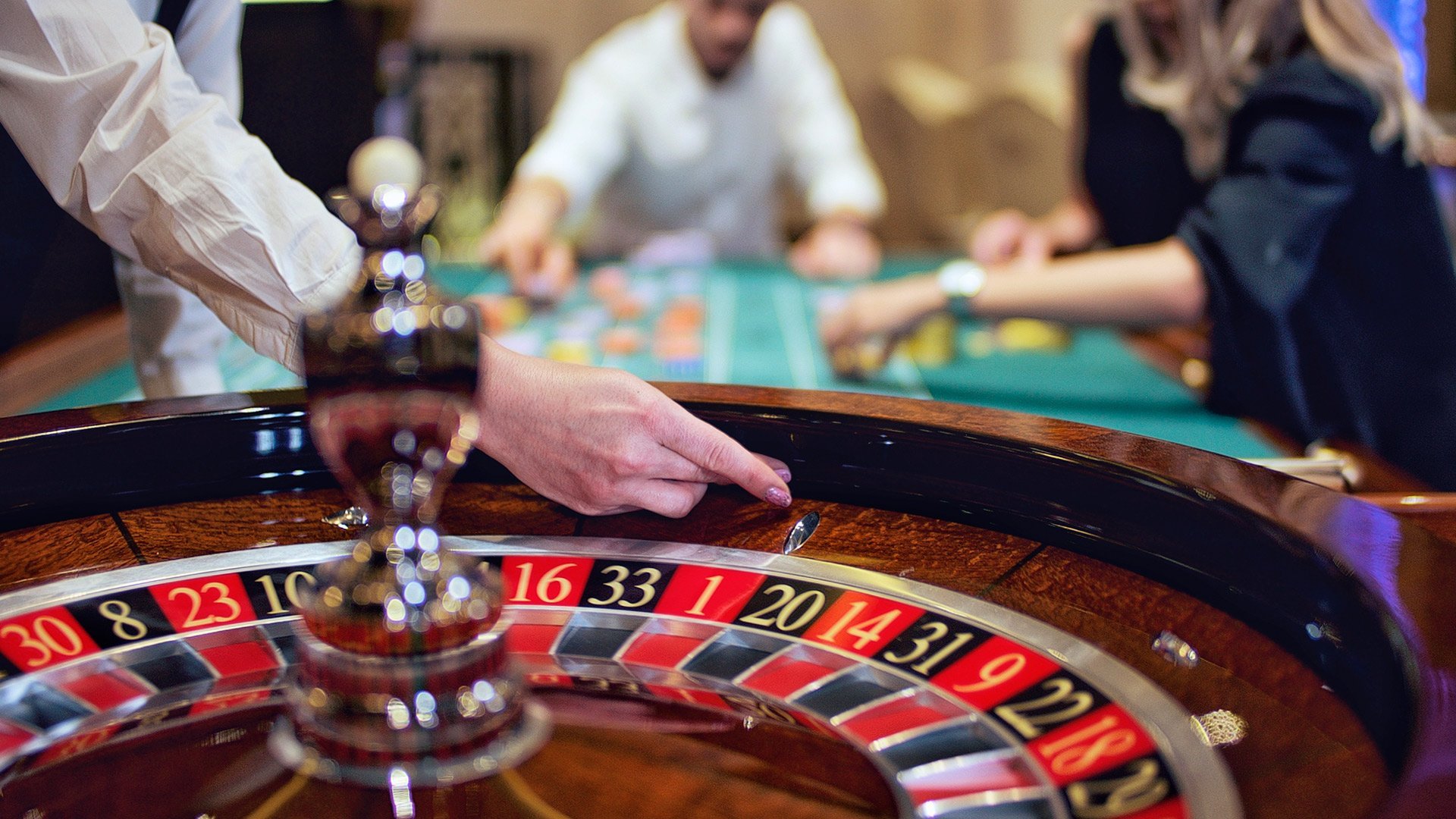 Азартные игры проблема. Казино Монте Карло крупье. Рулетка казино. Успех в казино. Люди играют в рулетку.