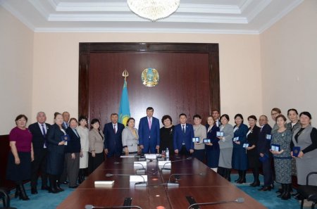 АУДАН ӘКІМІ АЙТБАЙ ЖАНДАРБЕКОВ БІЛІМ БЕРУ САЛАСЫНЫҢ ҚЫЗМЕТКЕРЛЕРІМЕН КЕЗДЕСТІ