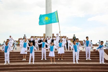 Егемен елдің еңсесі биік