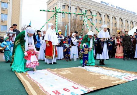 БАЛАҢЫЗДЫҢ ТҰСАУЫН КІМ КЕСТІ?