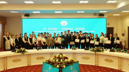 ЖЕТІСТІГІМЕН ҚУАНТҚАН ДАРЫНДЫ БАЛАЛАР МАРАПАТТАЛДЫ