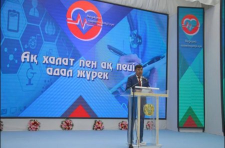 АҚ ХАЛАТТЫ АБЗАЛ ЖАНДАРҒА ҚҰРМЕТ КӨРСЕТІЛДІ