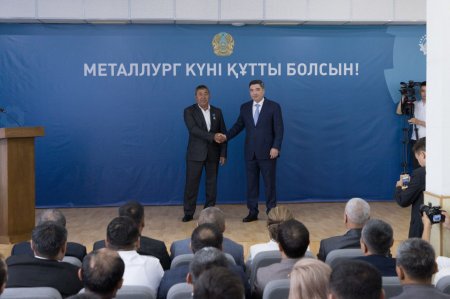 Премьер-министр кәсіби мерекесіне орай металлургтерге Президент атынан мемлекеттік наградалар табыс етті