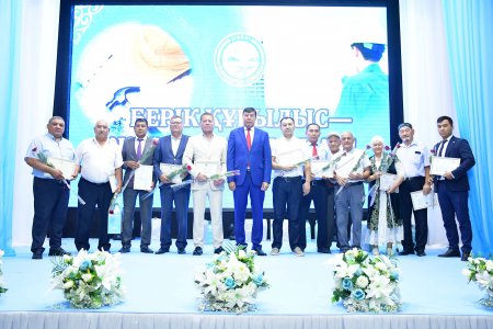 ҚҰРМЕТ ТӨРІНДЕ – ҚҰРЫЛЫСШЫЛАР