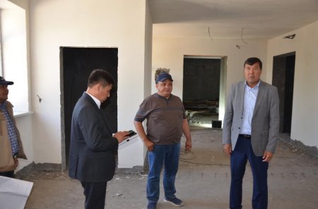 АУДАН ӘКІМІ АЙТБАЙ ЖАНДАРБЕКОВ ҚҰРЫЛЫС ЖҰМЫСТАРЫНЫҢ БАРЫСЫН КӨРДІ