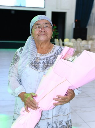 Алтын құрсақты ақ әже