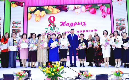 Әйелмен әлем әдемі