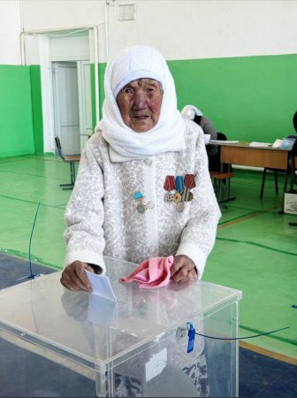 90 жастағы Күлжәмила Бекжапбарқызы сайлау учаскесіне келді