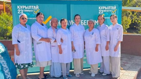 АҚ ХАЛАТТЫ АБЗАЛ ЖАНДАР ҚҰРЫЛТАЙ САЙЛАУЫНДА ДАУЫС БЕРУДЕ